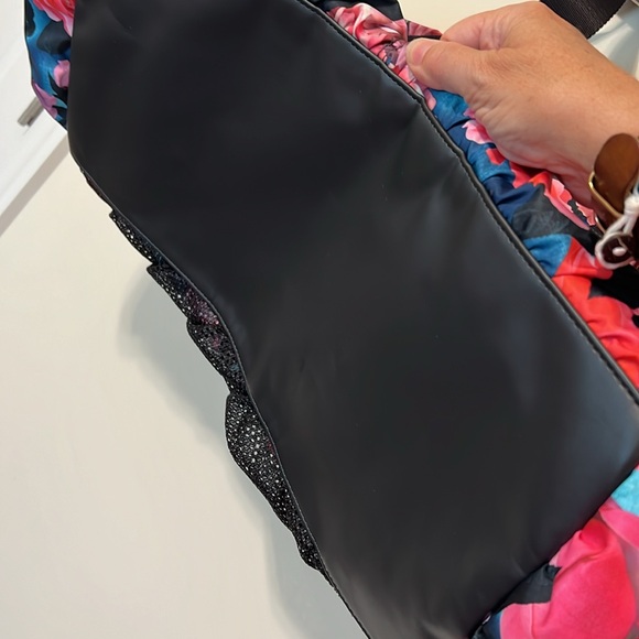 Lululemon Athletica Women’s Yoga On the Fly Duffel Travel Bag / Secret Garden - Picture 4 of 10